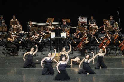 La Orquesta Sinfónica de 3º a 6º de Profesional del Conservatorio, bajo la dirección de Raquel Rodríguez, y el alumnado de primero de Contemporáneo que abrió la gala.