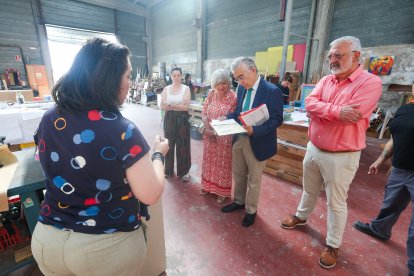 Visita del Delegado de la Junta en Burgos, Roberto Sainz, al programa mixto de Formación y Empleo que desarrolla Fundación Lesmes en la empresa de inserción GRM.