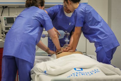 Las instalaciones, equipadas con simuladores de alta fidelidad, permiten la realización de entrenamientos avanzados de prácticas sanitarias.