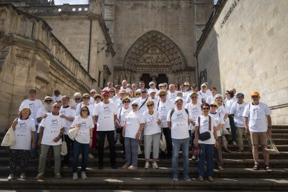Participantes en el encuentro en la escalinata de la puerta del Sarmental de la Catedral de Burgos.