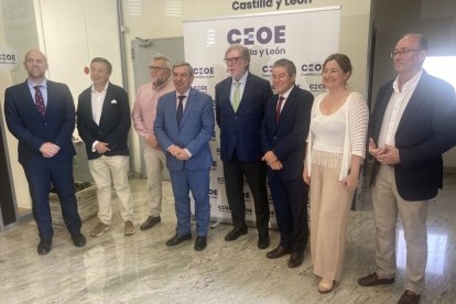 Sanz Merino y Aparicio, junto al resto de la Junta Directiva de CEOE CyL.