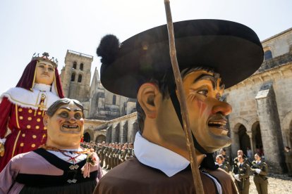 Gigantillos y gigantones, a las afueras del Monasterio de las Huelgas, con motivo de la festividad del Curpillos.