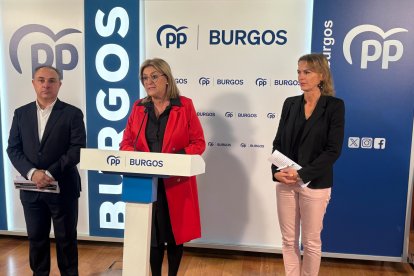 Inmaculada Renedo compareció este sábado acompañada por los parlamentarios Emilio Berzosa y Lorena de la Fuente.