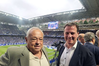 Gonzalo Santonja y Borja Suárez en el estadio Carlos Tartiere de Oviedo.