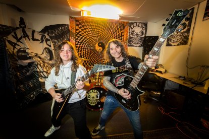 Guille y Paco Sánchez, padre e hijo y guitarristas de la banda burgalesa Akaldo.