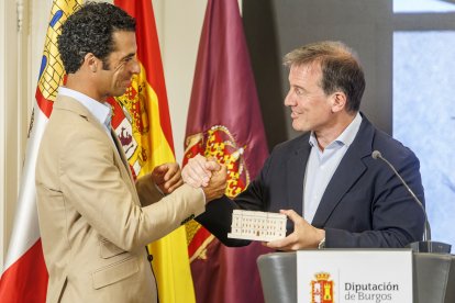 Morenito de Aranda, ayer, junto al presidente de la Diputación Provincial, Borja Suárez