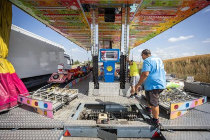 Varios grupos de feriantes se afanaban en dejar lista la instalación de las barracas que abrirá sus puertas este viernes.