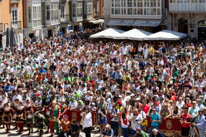 Imagen del canto del Himno a Burgos en la plaza del Rey San Fernando.