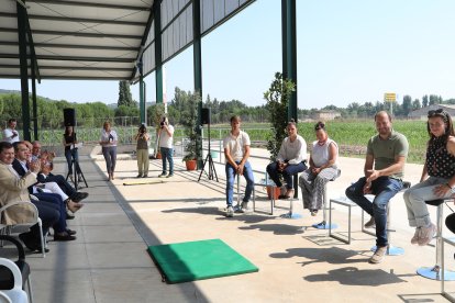El presidente de la Junta de Castilla y León, Alfonso Fernández Mañueco, presenta medidas de apoyo al sector agrario de la Comunidad, en la imagen (IaD) los jóvenes agricultores y ganaderos Victor Gutierrez, Gloria Suarez , Noelia Fernandez, Antonio Torres y Nerea del Río