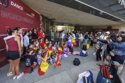 Un grupo de bailarines a su llegada al Fórum Evolución, sede principal de la final mundial de la Dance World Cup 2025 que se celebra en Burgos.