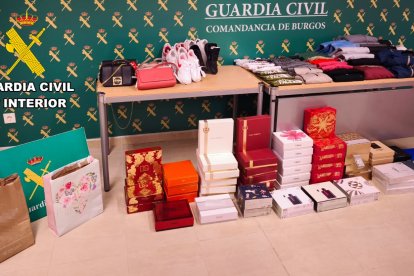 Interceptados con un coche lleno de ropa y perfumes robados usando bolsas Faraday.