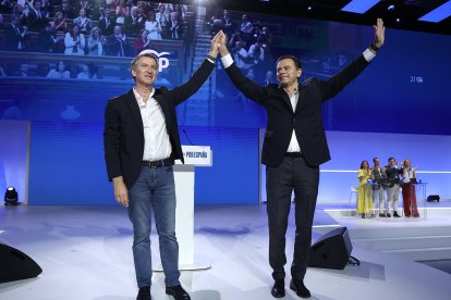 El Primer ministro portugués, Luis Montenegro, asiste al 21 congreso nacional del Partido Popular en la imagen junto al presidente del PP Alberto Núñez Feijoo.