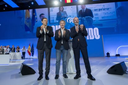 (I-D) El primer ministro de Portugal, Luís Montenegro, el presidente del PP, Alberto Núñez Feijóo, y el presidente del Partido Popular Europeo, Manfred Weber, durante la segunda jornada del XXI Congreso Nacional del Partido Popular, a 5 de julio de 2025,.