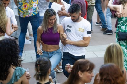 Dos personas bailan en la primera jornada de bailes latinos.
