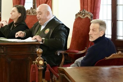 El ex concejal Pedro Muñoz asiste a una vista en la Audiencia Provincial en la que se decide si entra en prisión tras la condena impuesta.