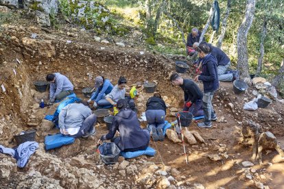 Trabajos para desentrañar el taller neandertal que cerró la entrada exterior de Galería de las Estatuas.