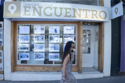 Escaparate de una inmobiliaria, a 10 de julio de 2025, en Madrid (España). El precio de la vivienda usada en venta subió un 0,5% en junio frente al mes previo y un 7,5% más en tasa interanual, hasta los 2.041 euros por metro cuadrado. En el segundo trimes.