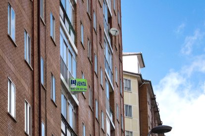 Varios carteles indican pisos en venta en una fachada de la capital burgalesa.