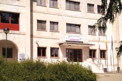 Imagen del hospital Fuente Bermeja en Burgos en plena ola de calor este jueves.