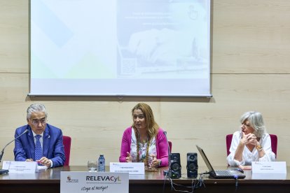 La directora general de Economía social y Autónomos, Emma Fernández, en el centro, durante la presentación de RelevaCyL en Burgos.