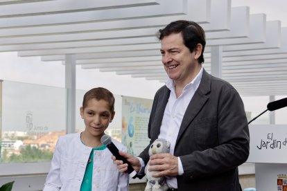 El presidente de la Junta de Castilla y León, Alfonso Fernández Mañueco, participa en la presentación de ''El Jardín de María'' del Complejo Asistencial Universitario de Salamanca.