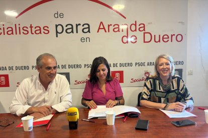 Esther Peña rodeado por Amparo Simón y Luis Briones