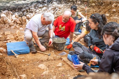 El consejero Gonzalo Santonja excava junto al codirector Ignacio Martínez Mendizábal, en el taller neandertal de Galería de las Estatuas en Atapuerca.