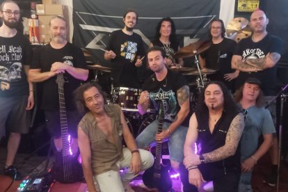 Robin McAuley y su banda, junto a los burgaleses Zente en su local de ensayo.