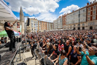 Robin McAuley, en acústico, a los pies de la Catedral de Burgos.