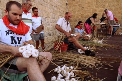 La preparación de ristras de ajos, todo un arte que se domina en Castrojeriz.