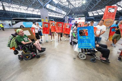Protesta en la estación de autobuses de Burgos en defensa de un transporte digno y seguro para las personas con discapacidad.