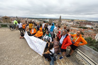 Manifestación en el mirador del Castillo para reclamar vías accesibles.