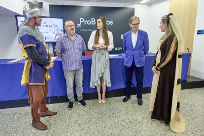 La concejal Andrea Ballesteros, en el centro, presentó la programación con representantes de las agrupaciones colaboradoras.