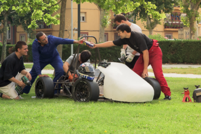 Presentan el primer monoplaza eléctrico de Castilla y León que competirá en Formula Student el próximo mes de agosto, en Montmeló (Barcelona).