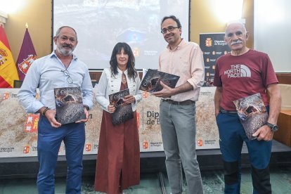 Integrantes del Grupo Espeleológico Edelweiss y la portavoz de la Diputación, Inmaculada Sierra, muestran el último número de su revista Cubía.