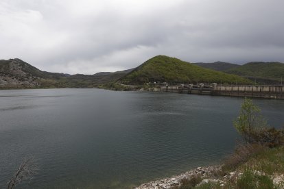 Archivo - Vista del embalse del río Porma, a 28 de abril de 2023, en León, Castilla y León (España).