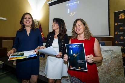 La alcaldesa de Santibáñez del Val, Ana García, posa sonriente con la portavoz de la Diputación, Inmaculada Sierra, y la artista cucañera Mari Ángeles Álamo.
