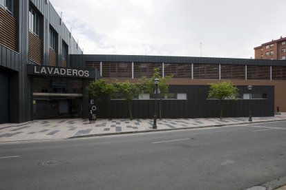 Foto exterior del polideportivo Lavaderos, en la capital burgalesa.