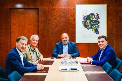 Reunión en el ayuntamiento de Palma de Mallorca con el alcalde y los representantes de Adema y el rector de la universidad on line burgalesa.