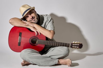 Imagen del artista Carlos Bueso.