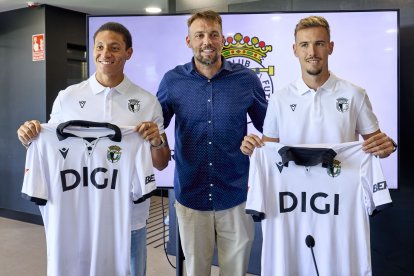 Michu, flanqueado por Mateo Mejía y Sergio González.