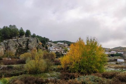 Imagen invernal de Rabanera del Pinar, rodeada de naturaleza.