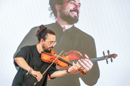 El músico Jorge Jiménez, durante la presentación de su residencia artística en Rubena.