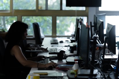 Varias personas en una oficina, a 28 de julio de 2025, en Madrid (España).