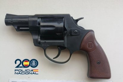 El revólver detonador con apariencia externa de arma real utilizado por el detenido.