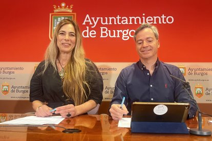 La nueva presidenta del Servicio de Instalaciones Deportivas del Ayuntamiento de Burgos, Carolina Álvarez, y el presidente saliente, César Barriada.