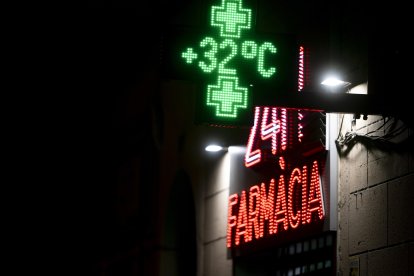 Archivo - Un termómetro marca 32 grados centígrados en el Paseo Maragall de Barcelona (Catalunya, España) en la medianoche del martes 30 de julio de 2024 al jueves 31, en una ola de calor iniciada el lunes en toda Catalunya.