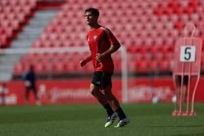 Aarón Martín, durante su primer entrenamiento con el Mirandés.