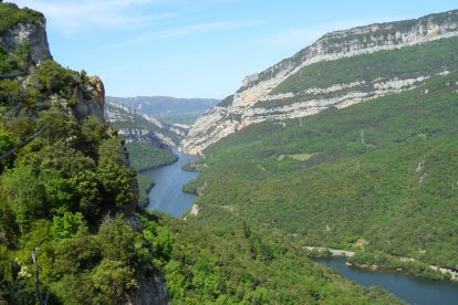 Vista aérea de la travesía por el río Ebro a su paso por el pantano de Sobrón