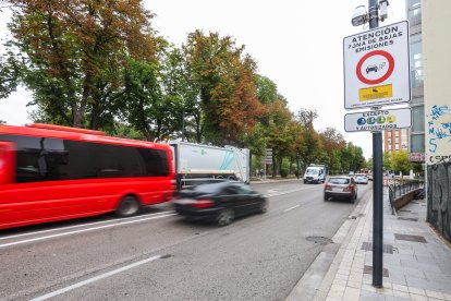 Carteles de la Zona de Bajas Emisiones, a la altura de la plaza Vega, en Burgos.